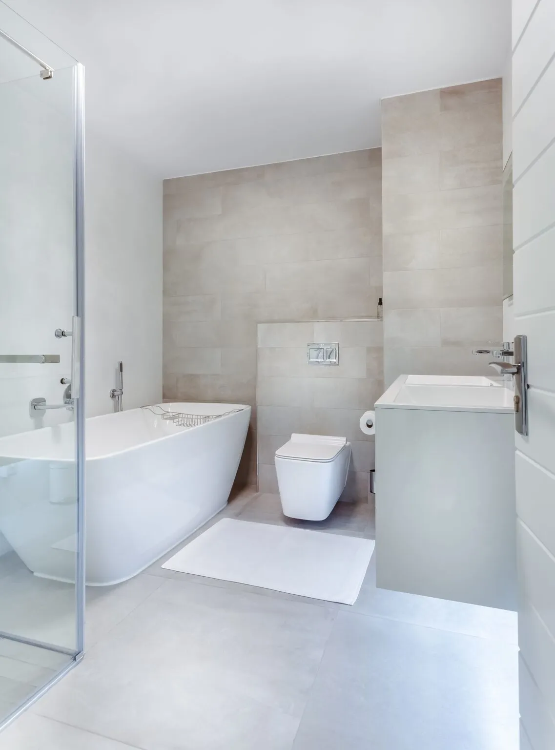 Modern saniertes Badezimmer mit freistehender Badewanne
