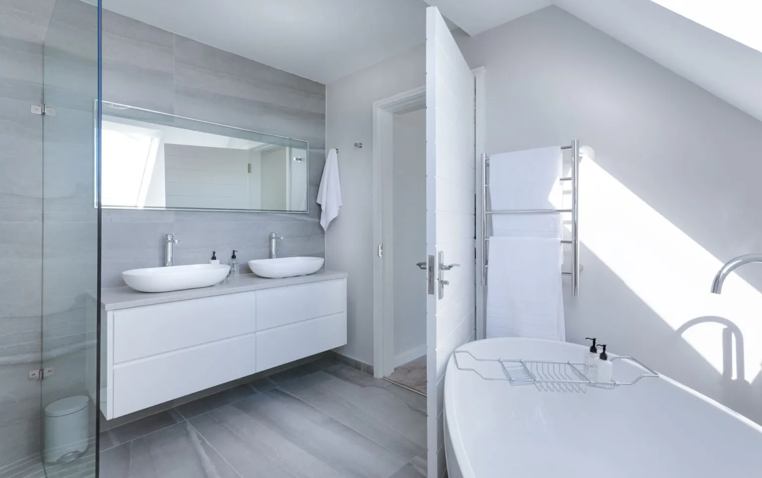 Helles Badezimmer mit Doppelwaschtisch